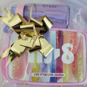 קופסת אוכל ובקבוק שתיה שקוף